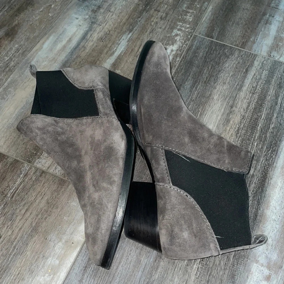 Aquatalia Women Aquatalia Gray Suede Ankle Boots size 9